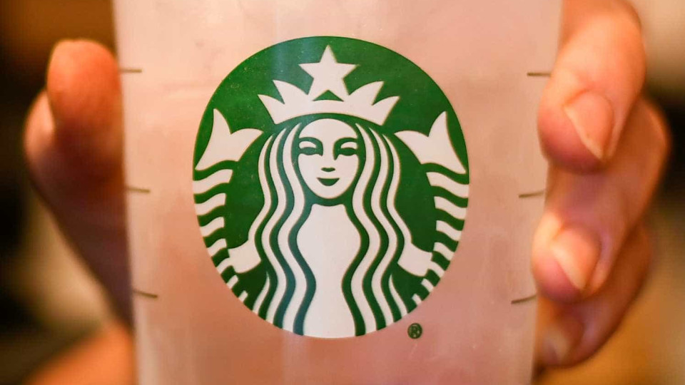 CEO da Starbucks pede desculpas pela detenção de dois homens negros