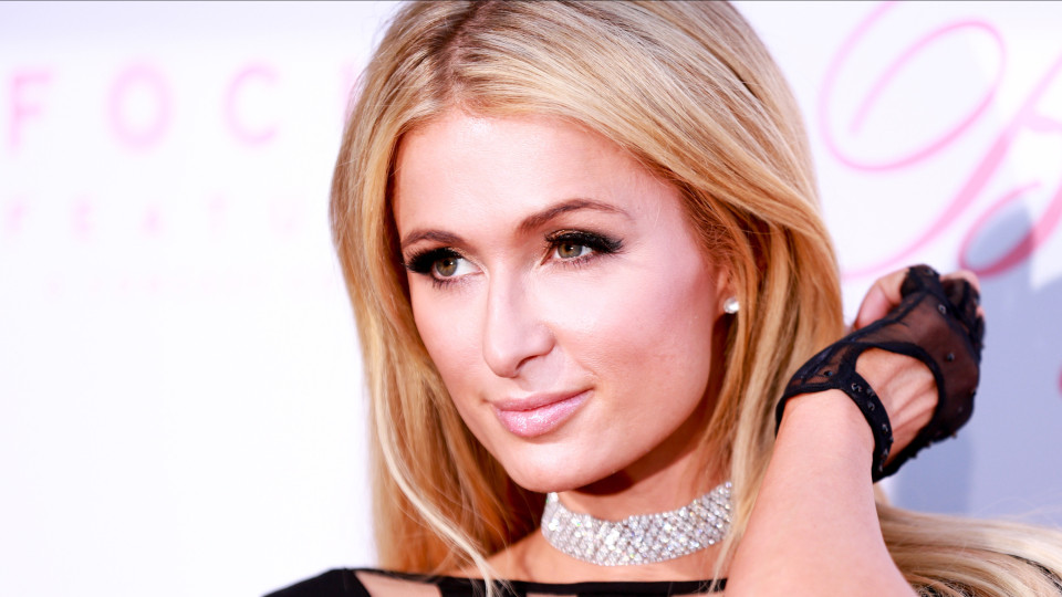 Paris Hilton planeia usar dez looks no dia do casamento 