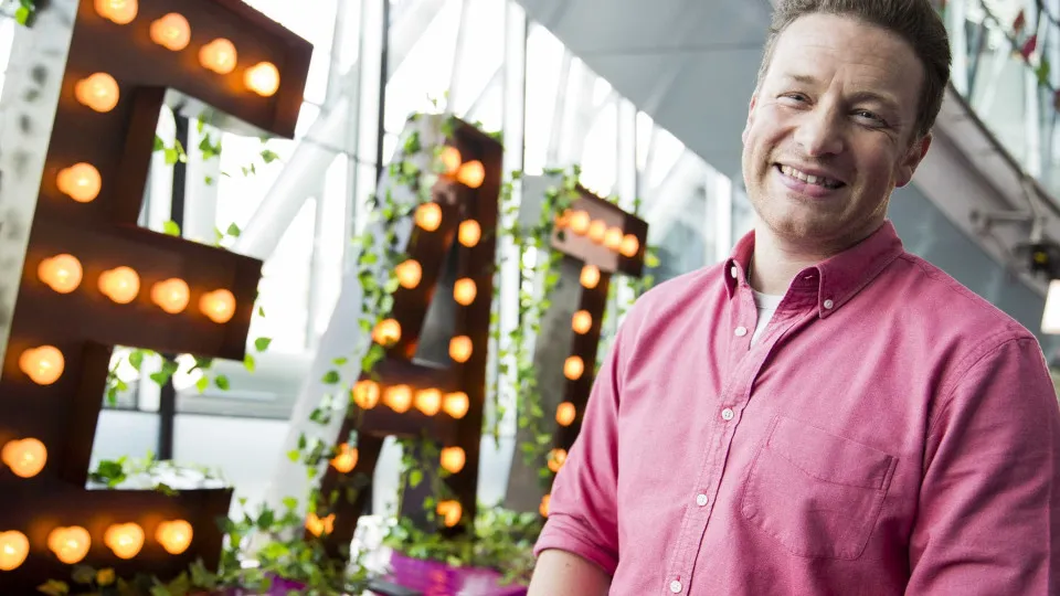 Império de Jamie Oliver entra em colapso. Mil empregos em risco