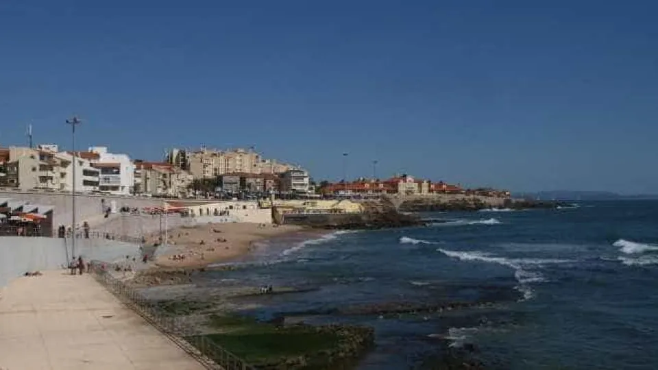Homem desaparece no mar na Praia da Parede