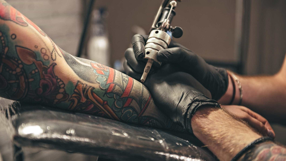 Estúdios de tatuagens podem reabrir na segunda-feira