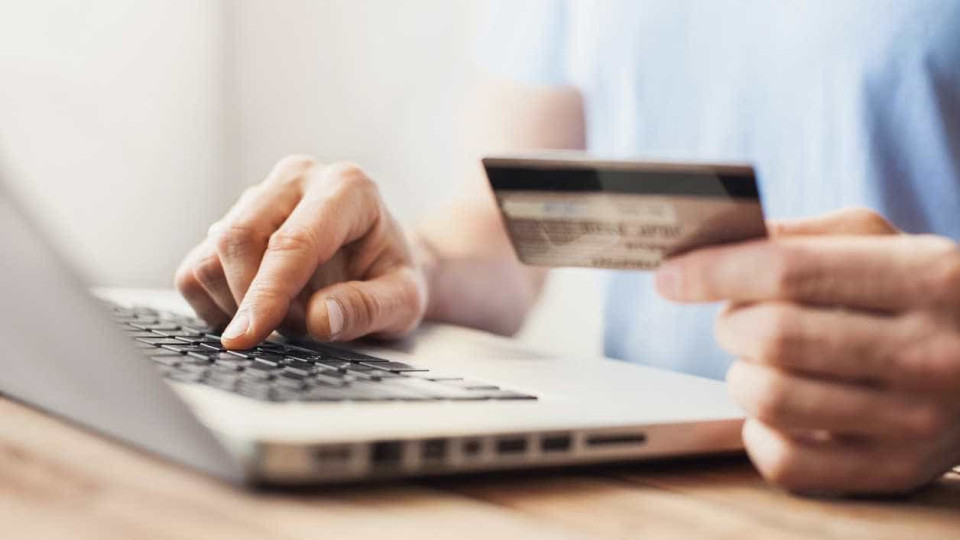 Tome nota destas cinco despesas que não deve pagar com cartão de crédito