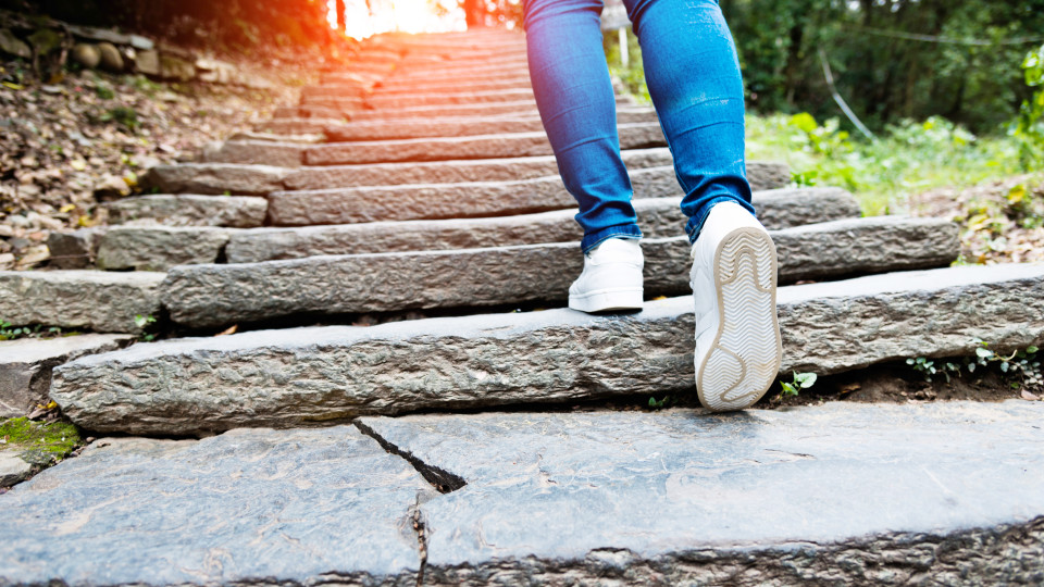 Perder o fôlego ao subir as escadas – normal ou problemático?