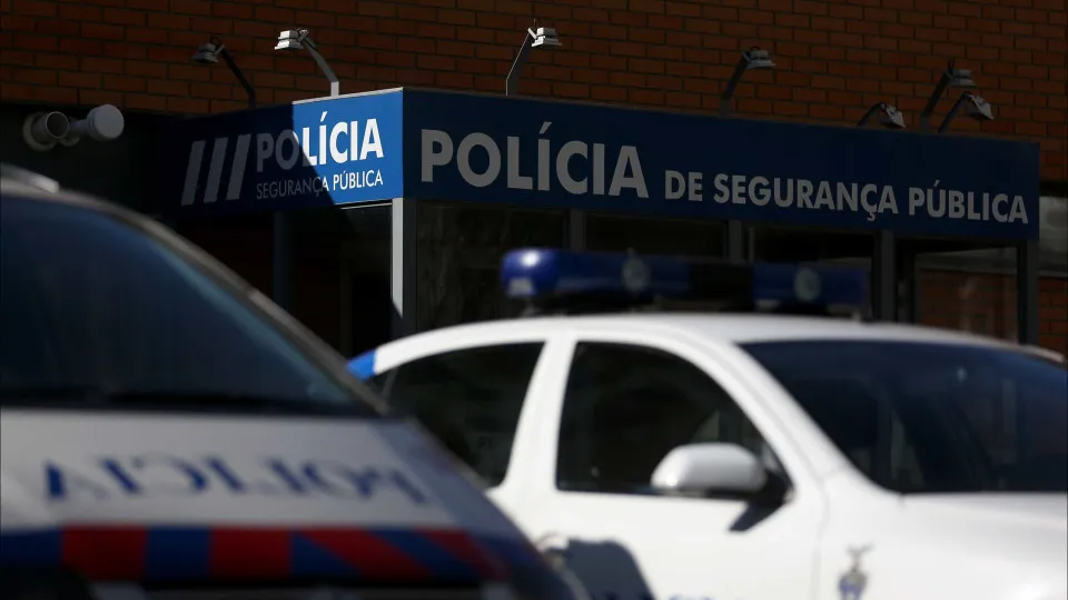 Homem detido com "arma de fogo" na via pública no concelho de Cascais