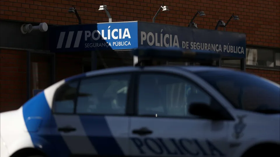 Esmurra para-brisas com mulher e filho no interior de carro. Acaba detido