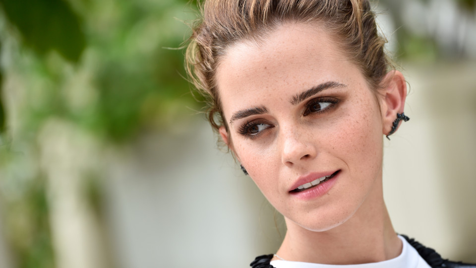 O amor anda no ar! Emma Watson 'apanhada' a beijar homem misterioso