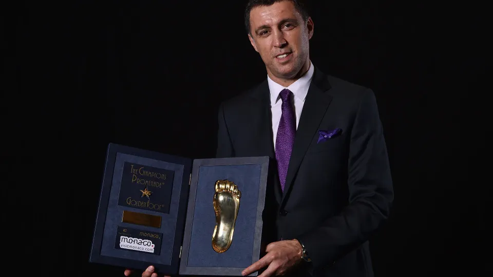 De lenda do futebol turco a condutor da Uber. A nova vida de Hakan Sukur