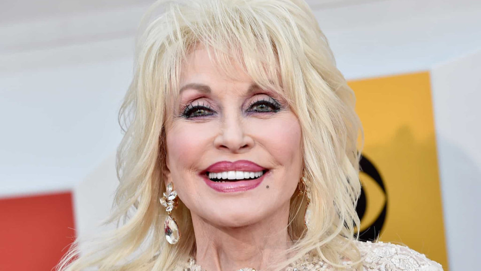 Dolly Parton revela motivo por que seria vista em público sem maquilhagem