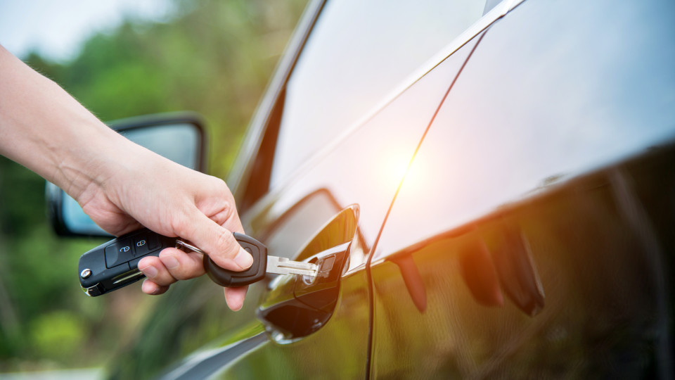 Carro à venda? Em parques de estacionamento dá multa