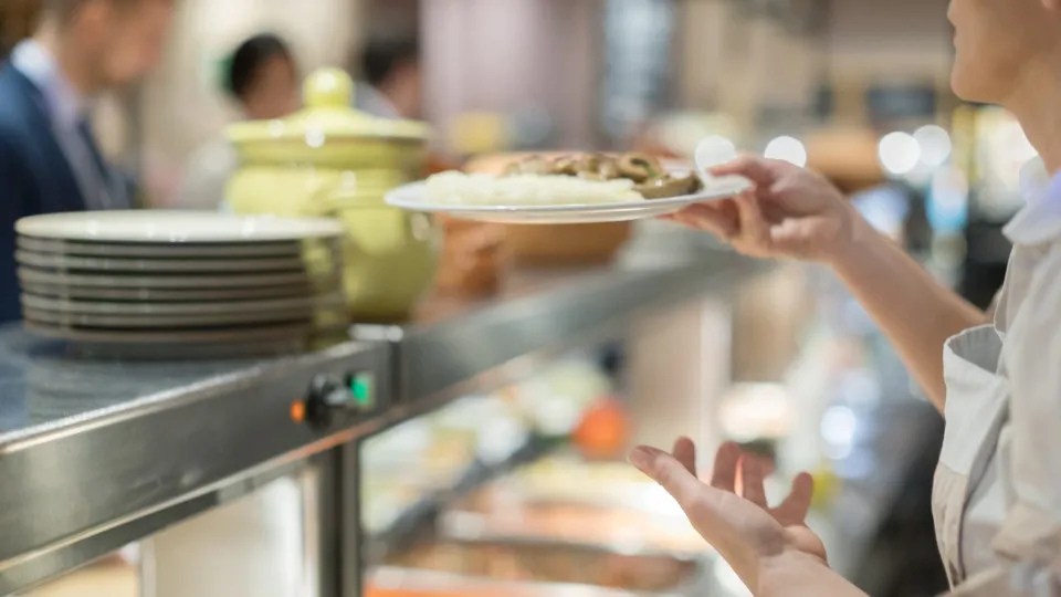 Covid-19. Faro garante refeições e vales alimentares a alunos carenciados