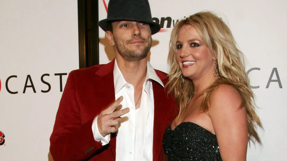 Britney Spears vigiava filhos a dormir com uma faca na mão, diz ex-marido