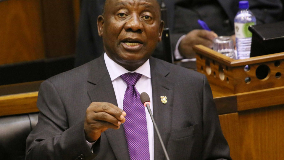 Presidente sul-africano faz alterações ao Governo