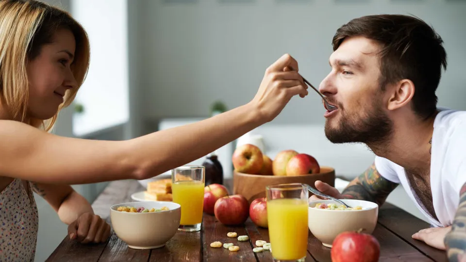 Quatro alimentos que tem de comer ao pequeno-almoço para perder barriga