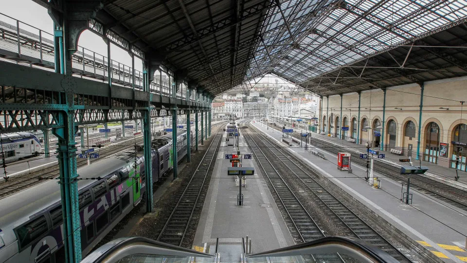 Greve em França afeta transportes e escolas nas primeiras horas da manhã