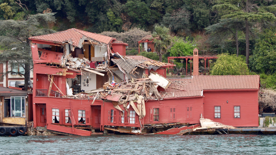 Navio embate contra edifício histórico na margem do Bósforo