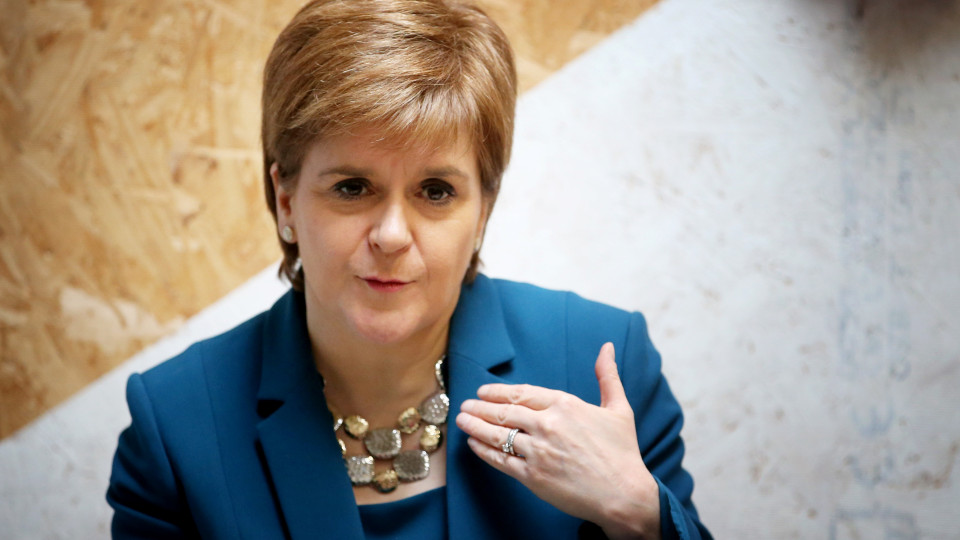 Nicola Sturgeon defende intensificação de medidas e cancelamentos