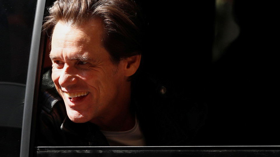 Jim Carrey atento à atualidade dos EUA 'comenta' com desenhos