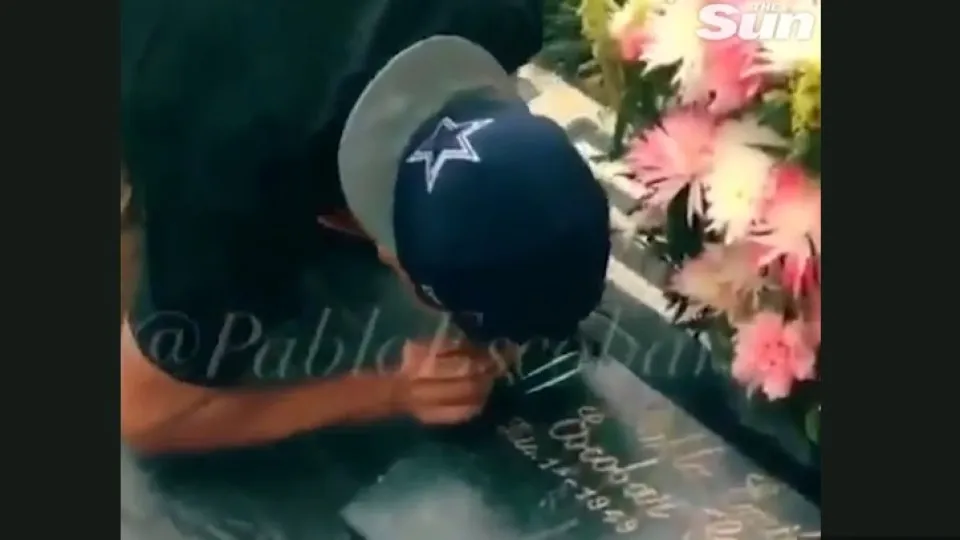 Norte-americanos filmam-se a 'snifar' drogas na sepultura de Escobar