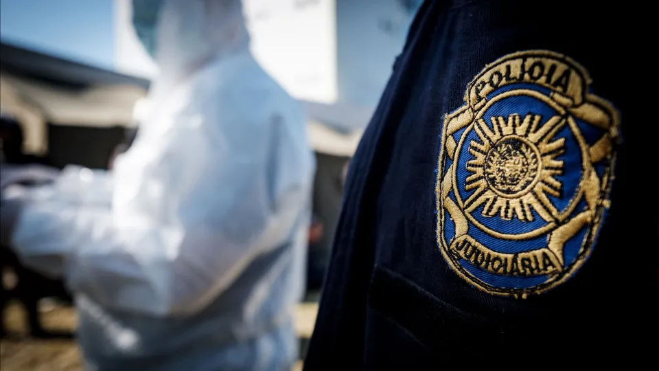 Esfaqueia marido com faca de cozinha à frente de filho menor. Foi detida