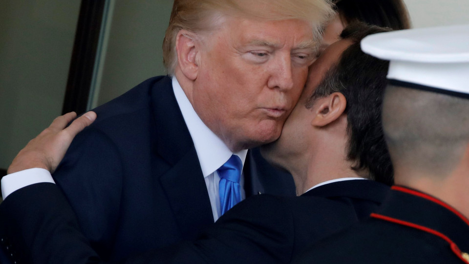 Diplomacia à francesa, o beijo de Macron que surpreendeu Trump