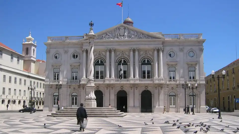 Contrato entre CM Lisboa e JCDecaux gera queixas sobre painéis