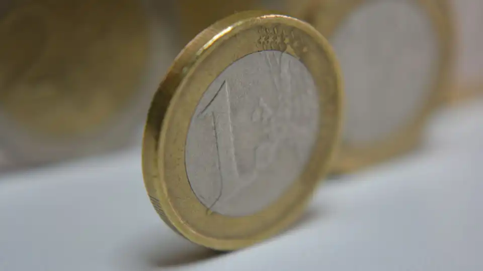 Euro avança ligeiramente face ao dólar