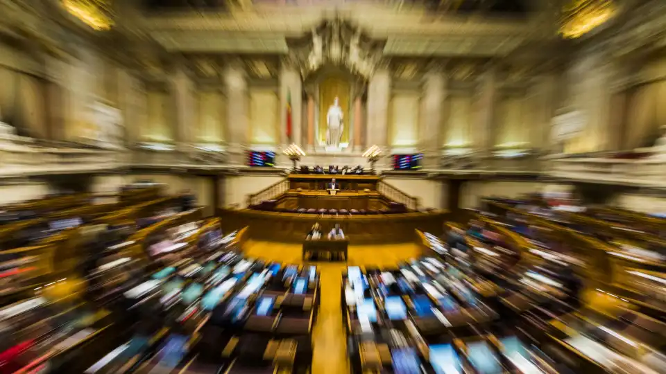 Incêndios? Deputados e membros do Governo aplaudem de pé Aguiar-Branco