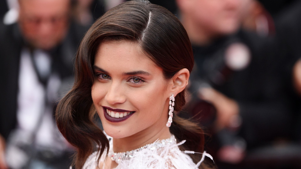 Sara Sampaio: De branco, 'anjo' português volta a deslumbrar em Cannes