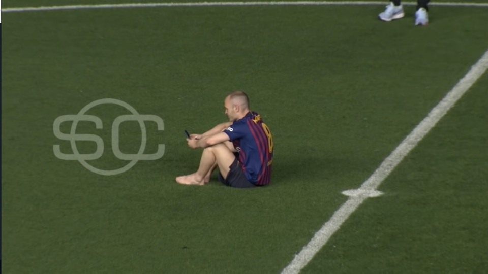 Na hora da despedida, Iniesta permaneceu sozinho no relvado de Camp Nou