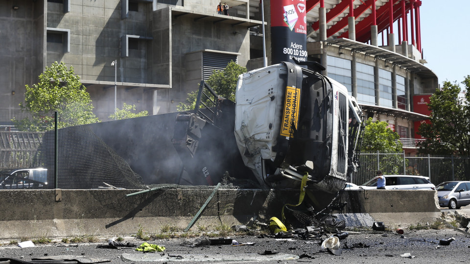 Camião capotou e incendiou-se na 2ª Circular. Trânsito está condicionado