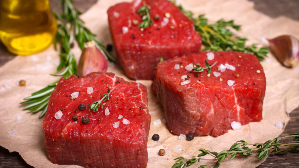 Devemos ou não lavar a carne antes de a cozinhar?