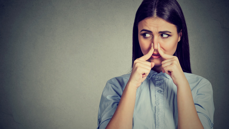 Saiba quando o mau cheiro corporal é sinal de algo errado na sua saúde