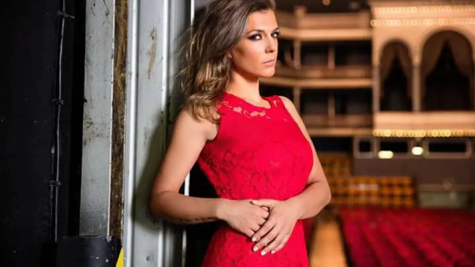 Filha de Romana sobe ao palco para cantar com a mãe pela primeira vez