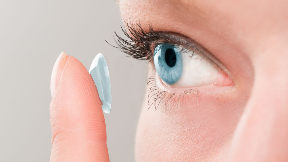 Estas são as sete coisas que quem usa lentes de contato não pode fazer