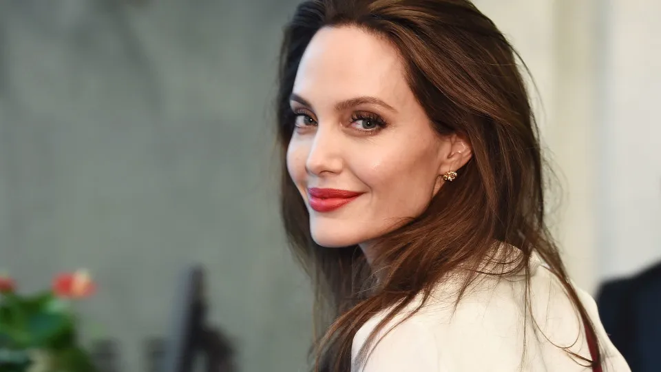 Angelina Jolie acompanha filho no primeiro dia de faculdade