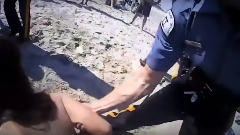 Recusa ser detida e acaba agredida pela polícia na praia