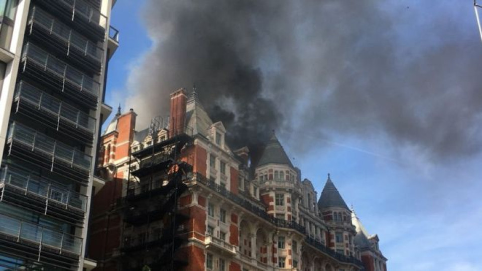 Hotel de luxo no centro de Londres consumido pelas chamas