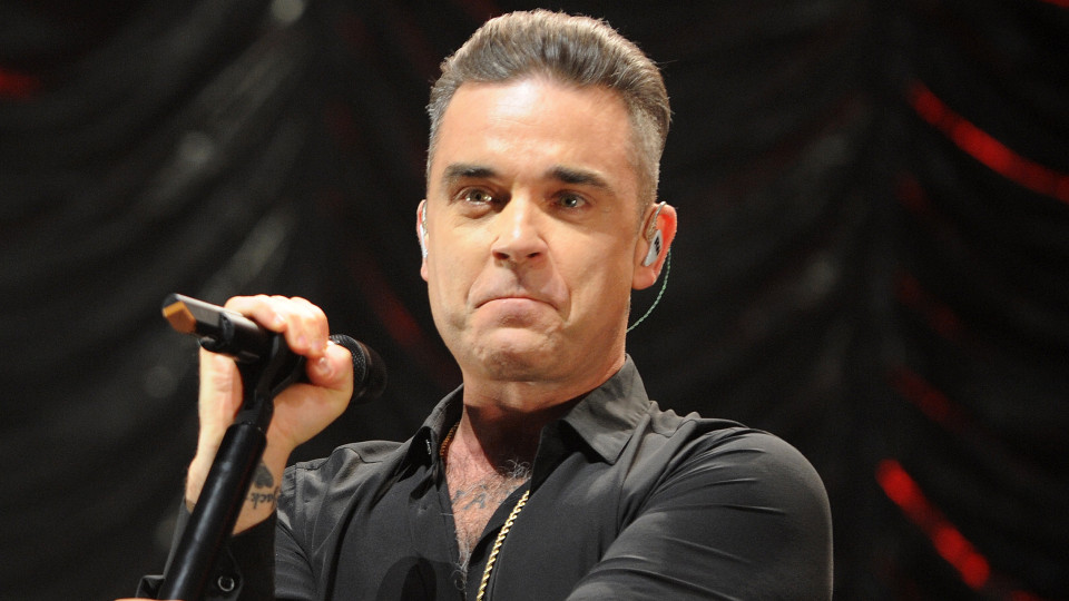 Fã de Robbie Williams morre após queda em espetáculo do cantor