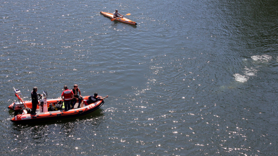 Barco colide com rocha no Rio Guadiana. Passageiros retirados