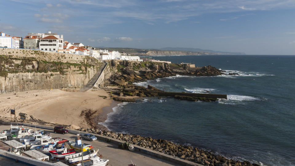 Levantada interdição a banhos na praia dos Pescadores, na Ericeira