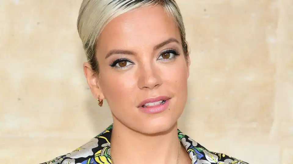 Lily Allen diz ganhar mais dinheiro com fotos dos pés do que com a música