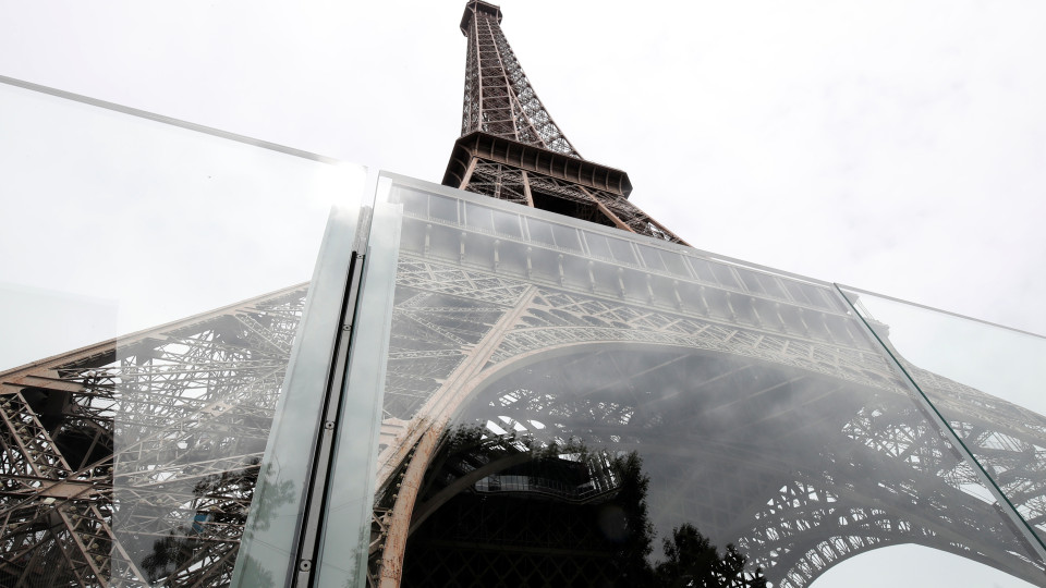 Torre Eiffel tem novo muro de vidro para proteger de ataques terroristas