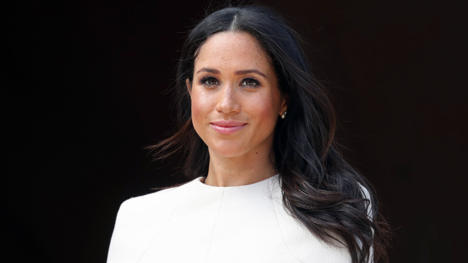 Meghan Markle usa brincos oferecidos por Isabel II