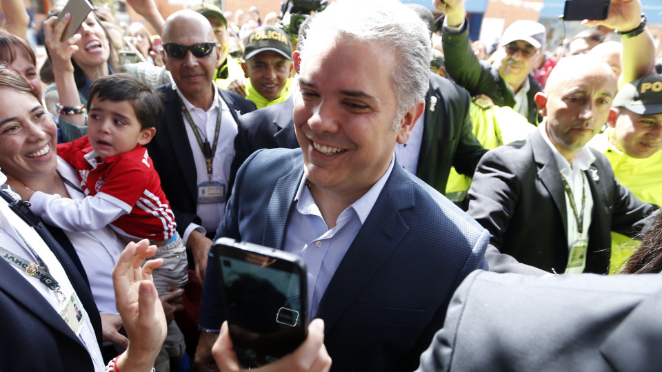 Candidato da direita lidera segunda volta nas presidenciais da Colômbia