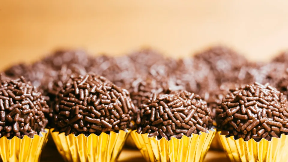 Brigadeiros de banana e cacau para o lanche? Sim!