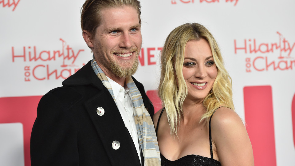 Kaley Cuoco e marido vivem separados por uma "questão de equilíbrio"