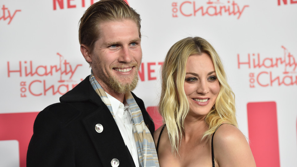 Kaley Cuoco ironiza com corte de cabelo do marido