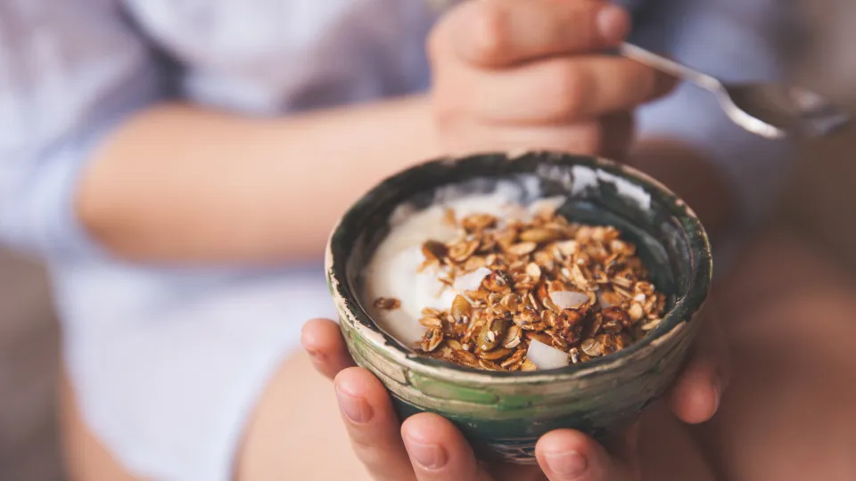 Prepare a sua própria granola de frutos secos com óleo de coco e mel