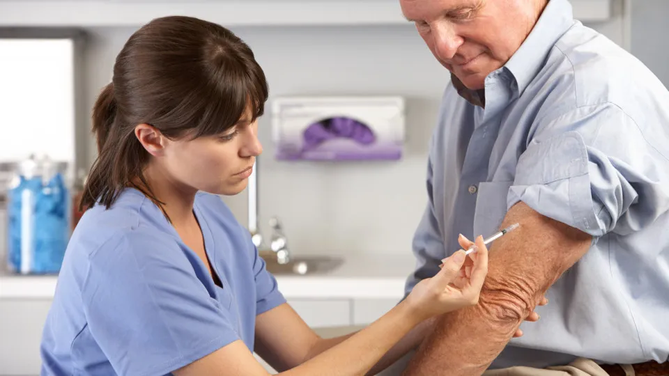 "A partir dos 65 anos todos nos devíamos vacinar contra a pneumonia"