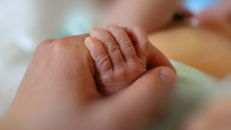 De Ovar para a Feira, pais infetados acarinham de máscara bebé de meses